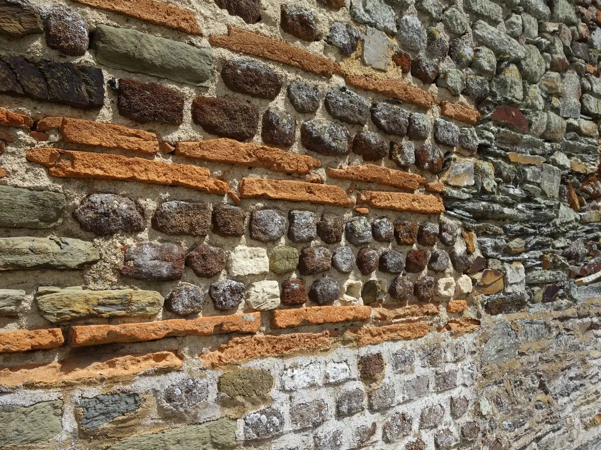 Mur ancien de moellons de pierre et d’assises de briques liés au mortier, chapelle Sainte-Agathe de Langon