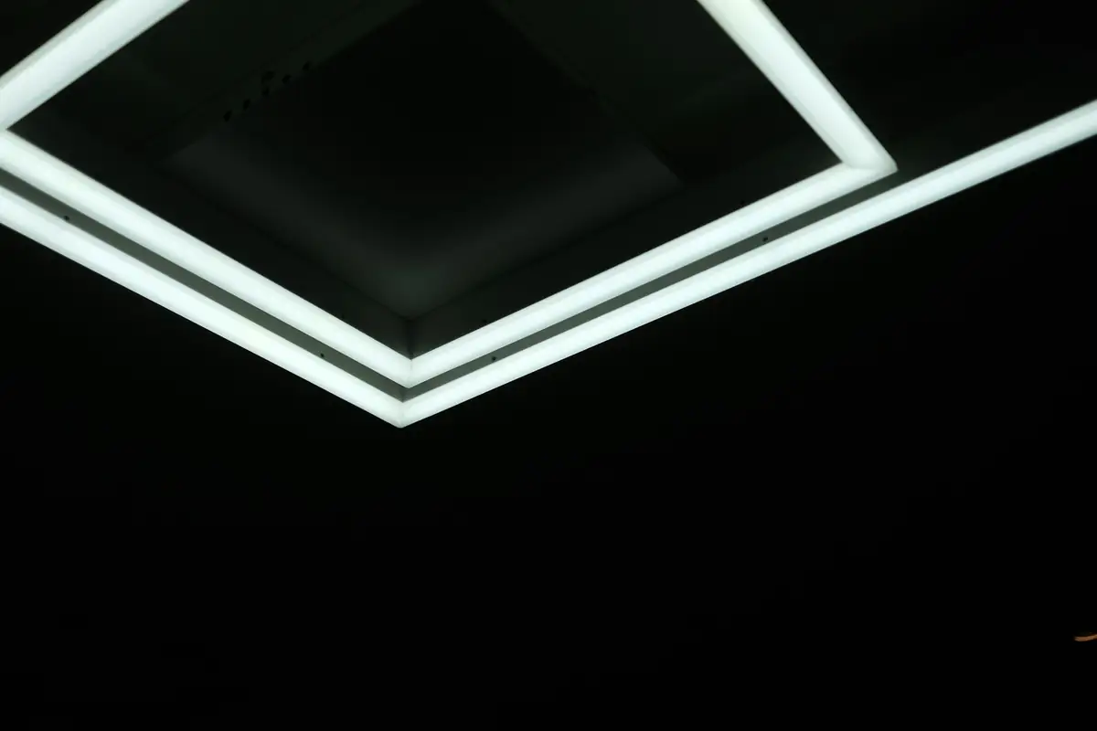 Cadre lumineux blanc qui se détache sur un plafond sombre